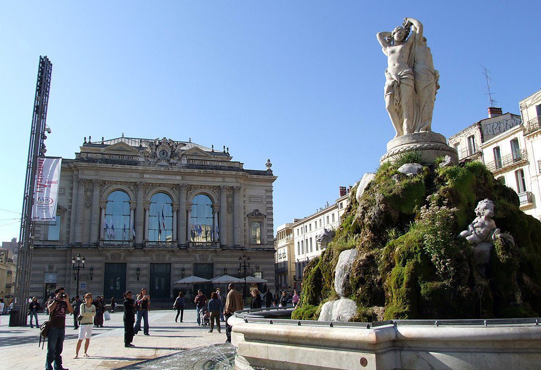 Place de la Comédie à Montpellier, statue et bâtiment.