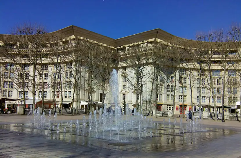 Fontaine sur une place publique en ville